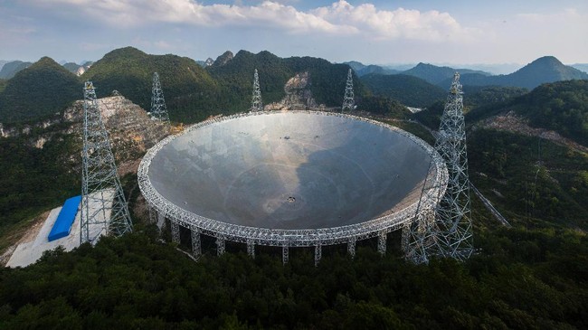 Teleskop raksasa di China terancam tak terurus lantaran tak adanya astronom dunia yang bersedia ditempatkan di sana.
