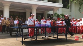 VIDEO: Aksi Jokowi Main Pingpong di Istana Negara