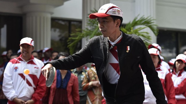 Saat memberikan kuis sepeda pada anak-anak di sebuah acara, Jokowi melontarkan guyonan bahwa wajah seperti dirinya tak pantas jadi diktator.