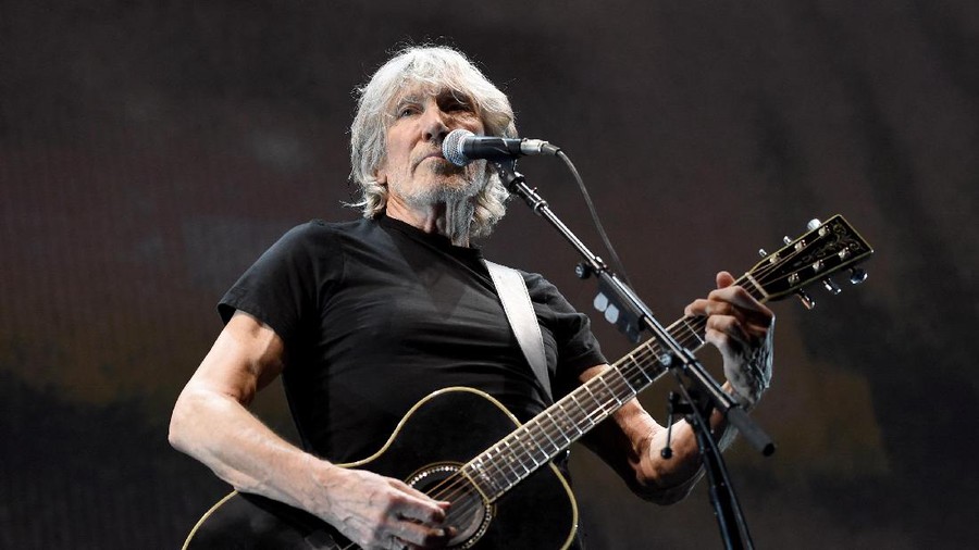 LOS ANGELES, CA - JUNE 20:  Musician Roger Waters performs during his Us + Them Tour at Staples Center on June 20, 2017 in Los Angeles, California.  (Photo by Kevin Winter/Getty Images)