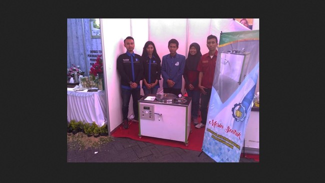 Selesai menggoreng rempeyek, tak perlu menunggu lama sampai minyak tiris. Dengan mesin inovatif ini, proses penirisan minyak dilakukan secara singkat.