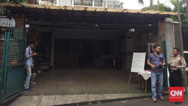 Sejumlah pelayat dari kalangan selebriti, politisi dan rekan sejawat di militer mendatangi rumah duka Basofi Sudirman, di Kemang Timur, Jakarta Selatan.