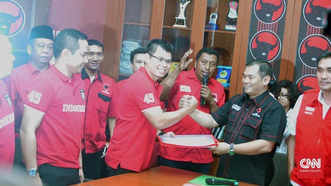Chris John mendatangi markas DPD PDIP Jawa Tengah untuk mengambil formulir pendaftaran cawagub Jawa Tengah. Dia mewakili Dede Indra Permana yang maju Pilgub.