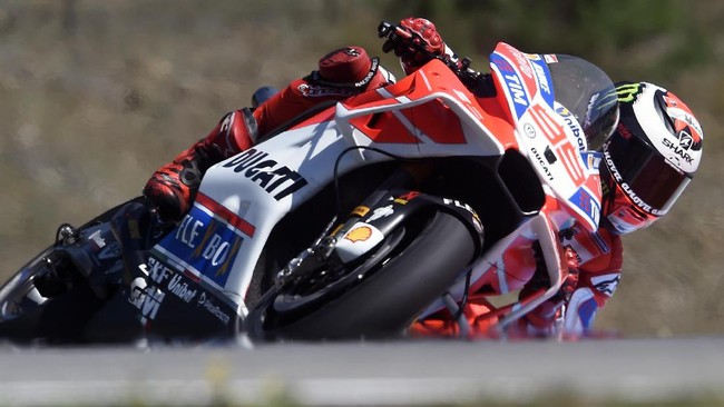 Jorge Lorenzo sempat tampil kompetitif namun kemudian gagal bersaing di garis depan usai melakukan pergantian motor.