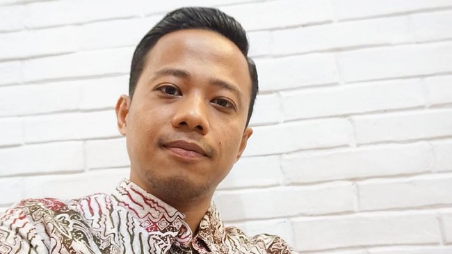 Puluhan penghuni Apartemen Green Pramuka mendukung Acho mendatangi Kantor Kejaksaan Negeri Jakarta Pusat. Mereka menyatakan kritik Acho sesuai kenyataan.