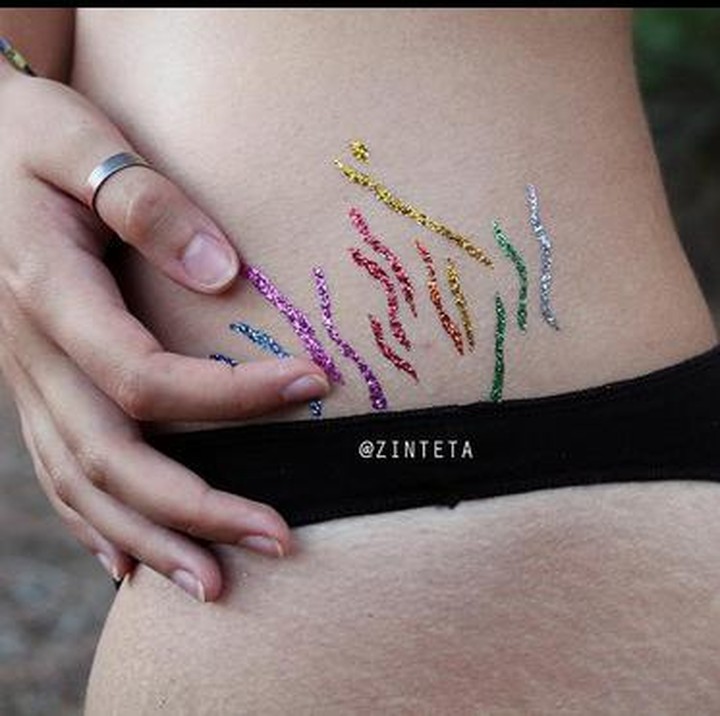 <p>Dengan tambahan glitter, 'lukisan' stretch mark ini makin keren ya. (Foto: Instagram/ @zinteta)</p>