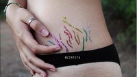<p>Dengan tambahan glitter, 'lukisan' stretch mark ini makin keren ya. (Foto: Instagram/ @zinteta)</p>