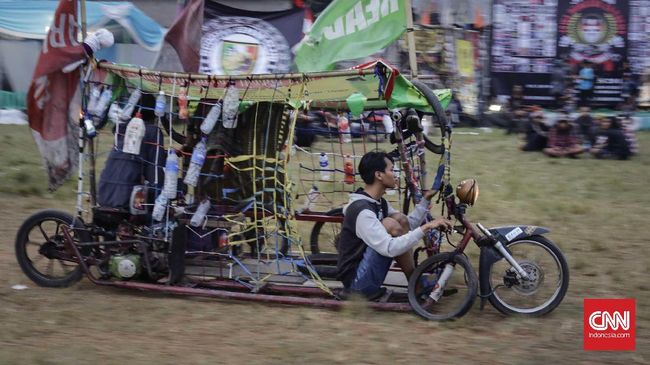 Komunitas Vespa Gembel ini membaur bersama para penggemar motor Vespa di sebuah momen di Bali yang diikuti hampir 10 ribu peserta dari 16 negara.