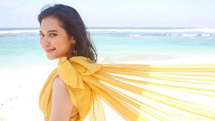 Setelah menjalin hubungan dengan Arie Kriting, ibunda Indah protes karena anaknya ini sekarang berubah.