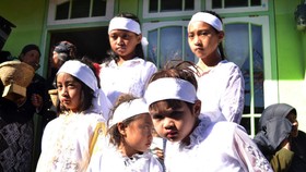 Ritual Potong Rambut Gimbal Tutup Festival Dieng 2017