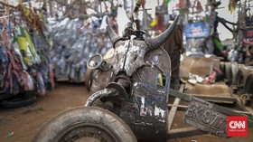 Warga Eropa Geleng-geleng Kepala Lihat Modifikasi Vespa Gembel di Bali