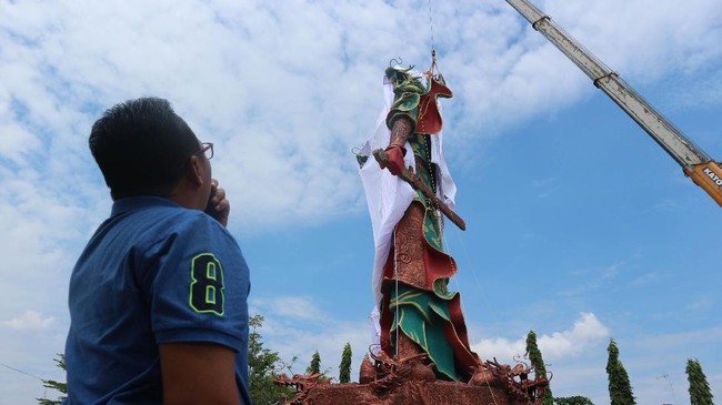 Sejumlah aktivis angkat suara, berharap pemerintah turun tangan menuntaskan polemik keberadaan patung Dewa Perang Kwan Sing Tee Koen di Tuban.