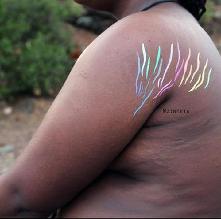 <p>Stretch mark di lengan pun bisa keren gini. Kalau begini, jadi nggak malu buat pakai baju tanpa lengan ya? (Foto: Instagram/ @zinteta)</p>