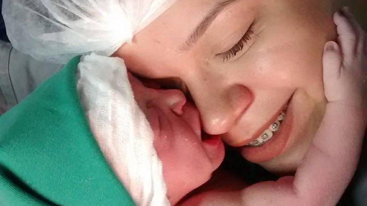 Menyentuh! Video Bayi Baru Lahir yang Peluk Wajah Ibunya Sungguh pemandangan yang bikin 'meleleh'....