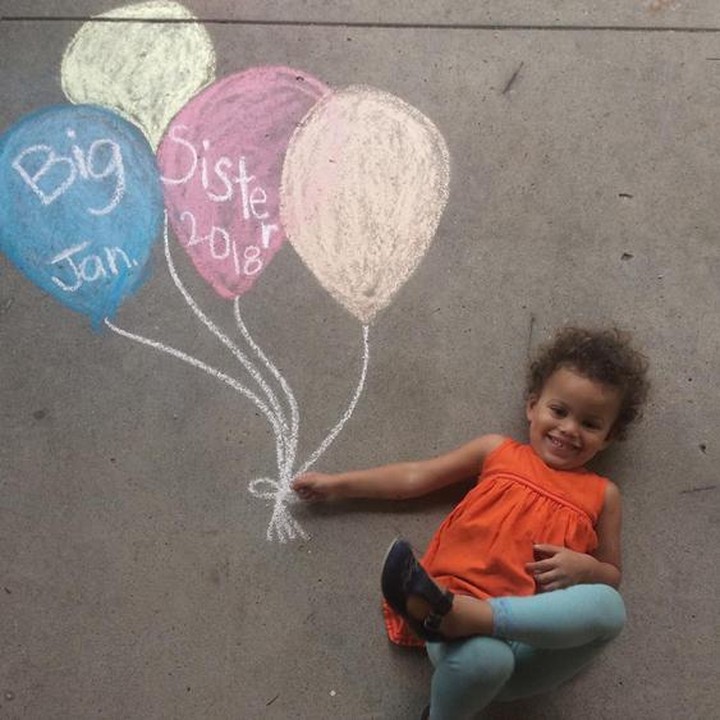 <div>Lucunya. Calon kakak ini ngasih tahu dia bakal punya adik di bulan Januari 2018 lewat balon yang ada di tangannya. (Foto: Instagram/ Ajuliana_qualls)</div><div> </div>