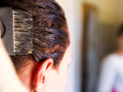 Aman Nggak Kalau Ibu Menyusui Pakai Cat Rambut?