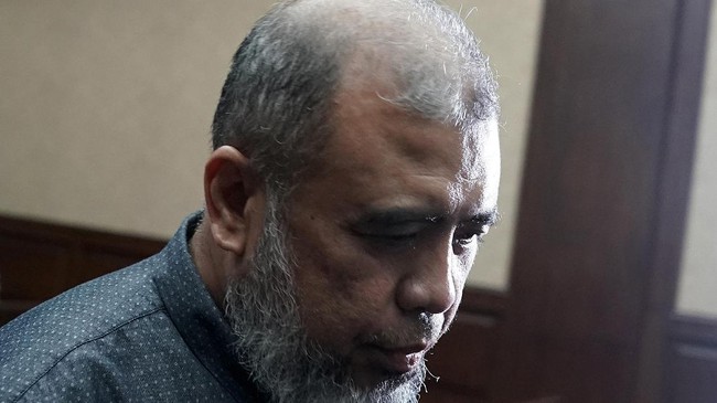Hakim menilai Patrialis Akbar bersalah hakim menerima suap dari pengusaha daging. Patrialis terbukti menerima suap US$10 ribu dan Rp4,04 juta.