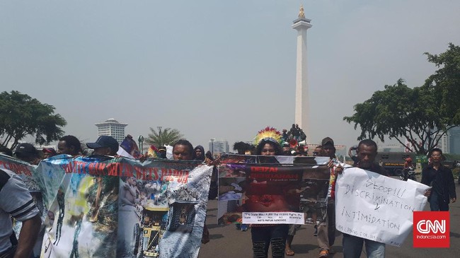 Masyarakat Papua yang tergabung dalam Solidaritas Hak Asasi Manusia Deiyai West Papua menggelar aksi menuntut pemerintah mengusut penembakan di Deiyai.