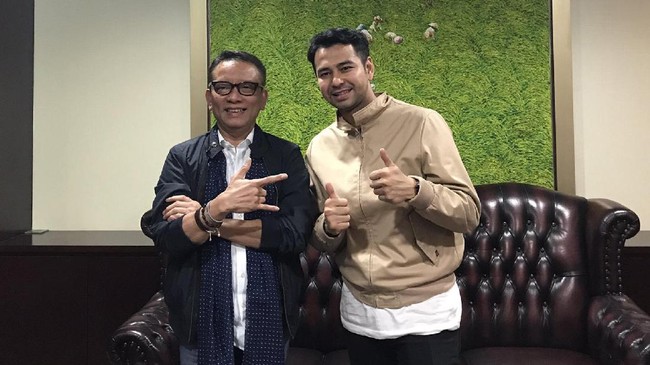 Raffi Ahmad memberikan klarifikasi terkait foto mobil mewah yang beredar di Twitter, bukan miliknya pribadi, melainkan milik importir.