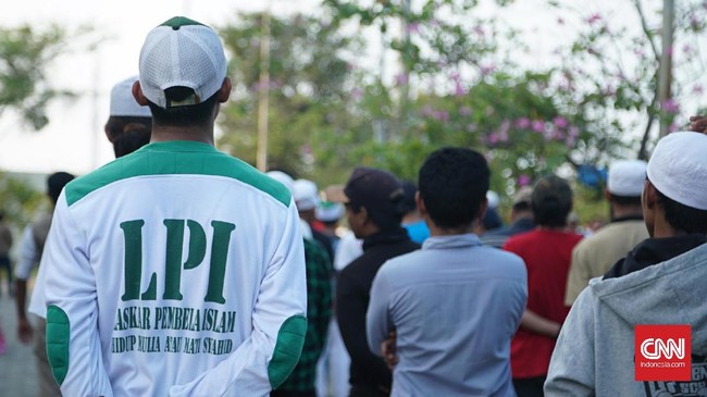 Pihak keluarga 6 laskar FPI yang meninggal dunia hari ini menyerahkan bukti dugaan pelanggaran HAM yang dilakukan polisi.