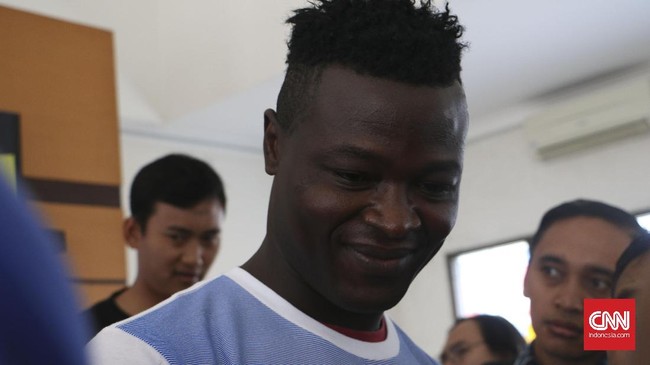 Persib Bandung resmi merekrut Ezechiel N'Douassel untuk tampil di putaran kedua Liga 1. CNNIndonesia.com coba mengulik statistik gol penyerang asal Chad itu.