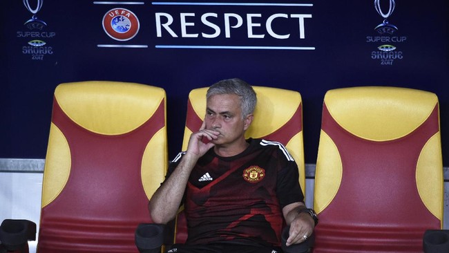 Jose Mourinho resmi jadi manajer Tottenham Hotspur menggantikan Mauricio Pochettino yang dipecat beberapa jam sebelumnya.