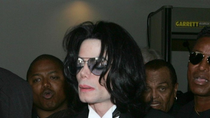 SANTA MARIA, CA - JUNE 13:  Singer Michael Jackson clutches a tissue as he leaves the Santa Barbara County Courthouse after a not guilty verdict in his child molestation trial June 13, 2005 in Santa Maria, California. After seven days of deliberation, the jury has reached a not guilty verdict on all 10 counts in the trial against Jackson. Jackson was charged in a 10-count indictment with molesting a boy, plying him with liquor and conspiring to commit child abduction, false imprisonment and extortion.  (Photo by Justin Sullivan/Getty Images)