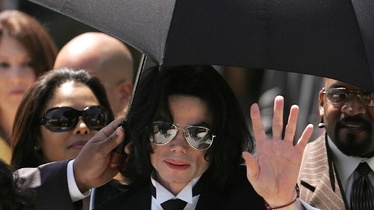 Hasil autopsi Michael Jackson benar-benar mengejutkan publik. Sebelum meninggal, ternyata King of Pop dalam keadaan botak, bibir dan alisnya ditato.