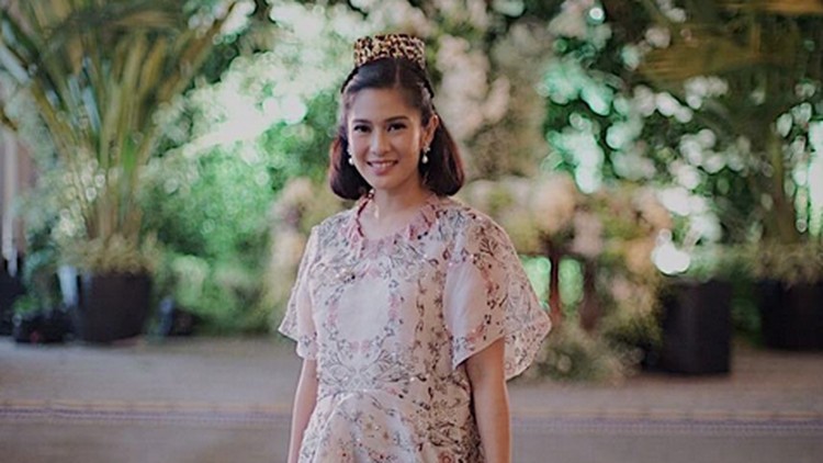 Dian Sastro pakai Kain Tradisional Dian Sastro pakai Kain Tradisional