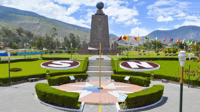 Setiap tahunnya, ratusan ribu wisatawan mengunjungi Middle of the World Monument. Namun, garis khatulistiwa malah tak melintas di sini.