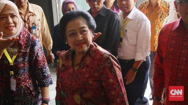 Belakangan beberapa elite politik menudik Jokowi diktator. Megawati Soekarnoputri menilai elite politik tersebut sebagai pengecut