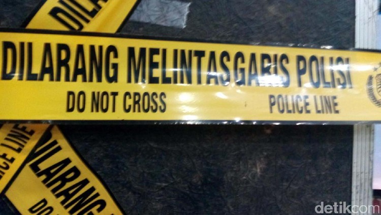 Garis Polisi/Police Line. Dilarang melintas garis polisi