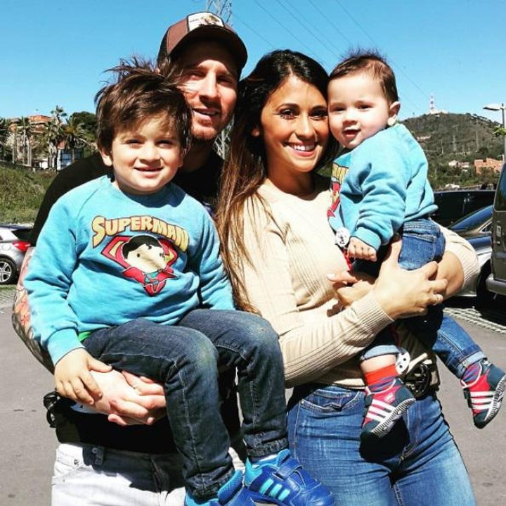 <div style="color: rgb(34, 34, 34); font-family: arial, sans-serif; font-size: 12.8px;">Kita sering melihat Lionel Messi saat berlaga bersama timnya di lapangan luas. Tidak hanya bersama timnya saja, Messi juga sering berkumpul bersama pasangan dan anaknya. Kompak! (Foto: Instagram @leomessi)</div>