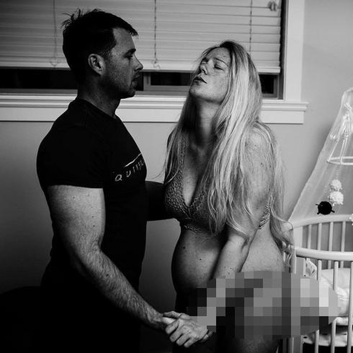 <div>Berdiri tegap, suami seakan siap jadi sumber kekuatan untuk istrinya ketika menghadapi proses persalinan. ( Foto: Instagram/ @krista.evans.photography via @birthwithoutfear)</div><div> </div>