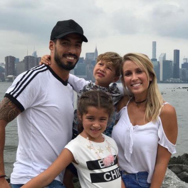<div style="color: rgb(34, 34, 34); font-family: arial, sans-serif; font-size: 12.8px;">Luis Suarez juga terlihat kompak bersama keluarganya. Adem banget ya, Bun, melihat keakraban mereka. (Foto: Instagram @luissuarez9) </div>