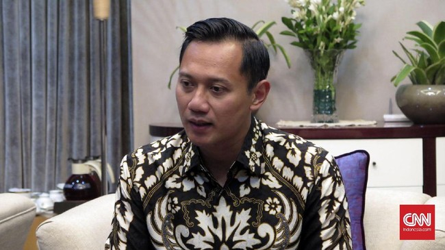 Menurut AHY, setiap kepala negara dan kepala pemerintahan memiliki gaya kepemimpinan masing-masing dan Jokowi bukanlah pemimpin bertipe diktator.