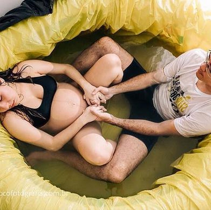 Memegang erat kedua tangan suami bisa jadi sumber semangat buat bunda yang melahirkan melalui prosedur waterbirth ini. ( Foto: Instagram/ @amoremfocofotografia via @dontforgetdads)