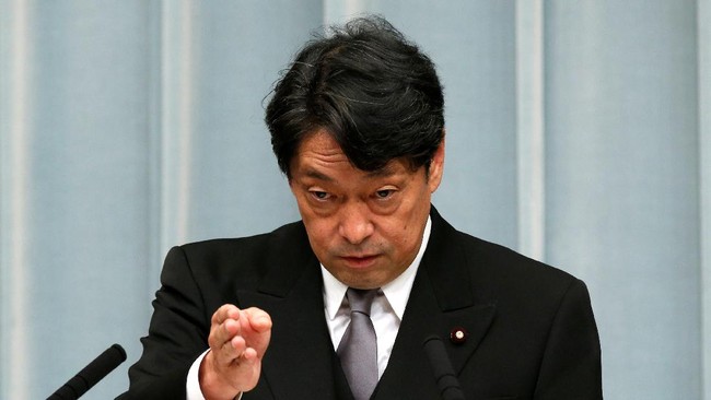 Menhan Jepang Itsunori Onodera mengatakan saat ini bukan waktunya meringankan tekanan terhadap Korut, meski Kim Jong-un sudah menunda program nuklirnya.