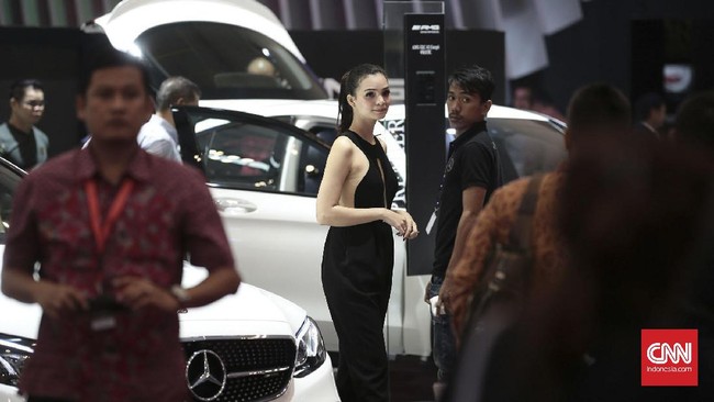 Usher sangat lumrah di pameran otomotif yang kerap dijadikan pemanis untuk menarik para pengunjung.