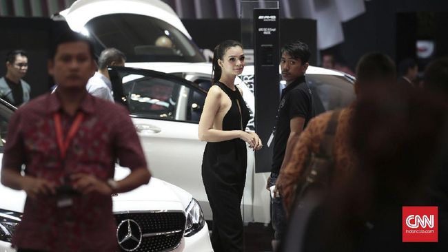 Senyum Palsu 'Usher' di Pameran Otomotif Usher sangat lumrah di pameran otomotif yang kerap dijadikan pemanis untuk menarik para pengunjung.