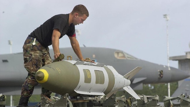 Merespons ancaman Korut yang ingin menyerang salah satu wilayah AS di Pasifik dengan rudal, AS segera mengirim dua jet bomber ke Semenanjung Korea.