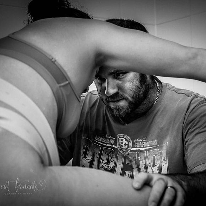 <div>Lihat deh tatapan mata sang suami, seakan mengucapakan 'Ayo sayang, kamu pasti bisa melakukannya'. ( Foto: Instagram/ @catfancote.capturingbirth via @donforgetdads)</div><div> </div>