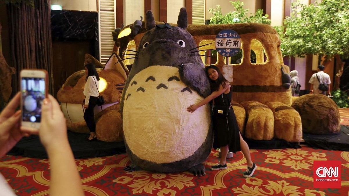 FOTO: Gemas Memeluk Totoro dari Dunia Ghibli di Jakarta
