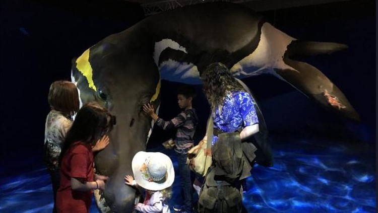 Bocah ini bikin salah satu museum terbaik di London terkesan lho....