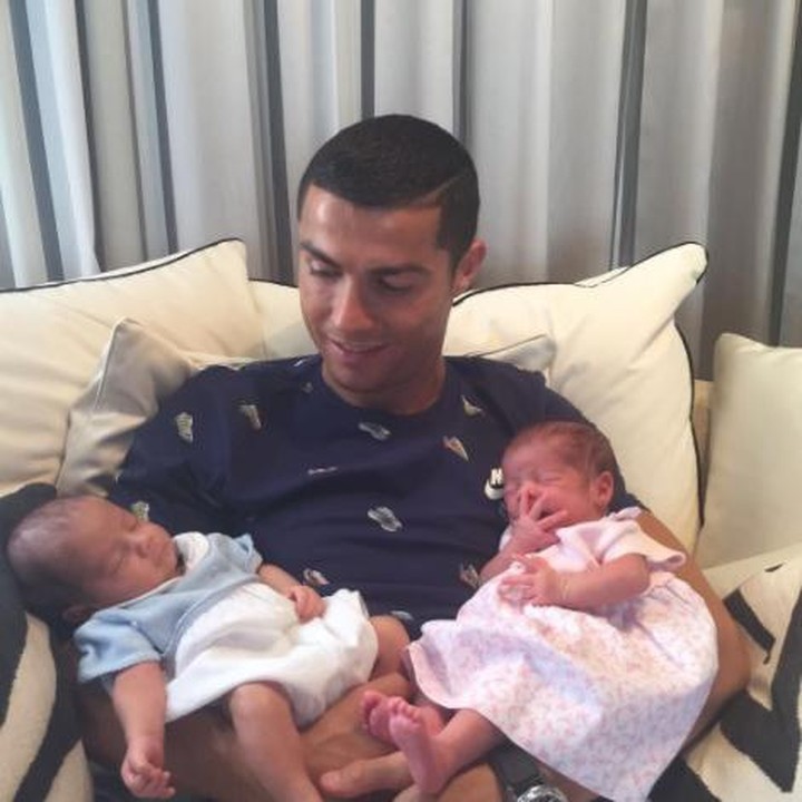 <div style="color: rgb(34, 34, 34); font-family: arial, sans-serif; font-size: 12.8px;">Siapa sih yang nggak kagum melihat gesitnya Cristiano Ronaldo saat bermain bola. Nggak disangka, CR juga sangat gesit dan sayang sama anaknya juga lho. Ayah yang keren nih. (Foto: Instagram @cristiano)</div>
