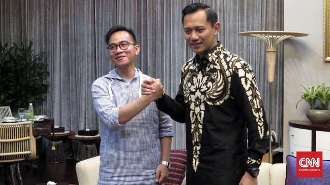Gibran Rakabuming Raka memasak hidangan spesial untuk menyambut Agus Harimurti Yudhoyono yang datang ke istana. Dia memasak gudeg dan bubur.