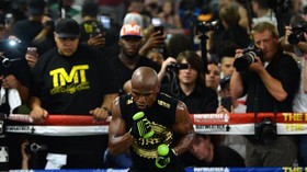 FOTO: Mayweather Unjuk Kekuatan Jelang Lawan McGregor