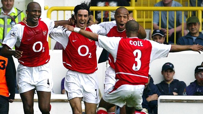Arsenal's French midfielder Robert Pires (2ndL) celebrates his goal against Tottenham with teammates captain Patrick Vieira (L), forward Thierry Henry (2ndR) and Ashley Cole (back to the camera) during their Premier League football clash at White Hart Lane in north London, 25 April 2004.  AFP PHOTO / ODD ANDERSEN     - - No telcos,website use to description of license with FAPL on, www.faplweb.com - - / AFP PHOTO / ODD ANDERSEN