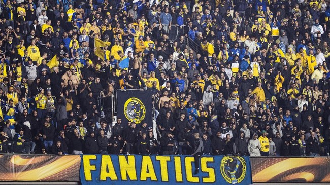 Pemain klub, Panionios, Masoud Shojaei dan Ehsan Haji Safi, dilarang memperkuat Timnas Iran karena ikut klubnya bertandang Israel.