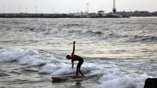 Weekend Warriors Surfer merupakan komunitas yang saban akhir pekan mencari ombak di sekitar Jakarta.
